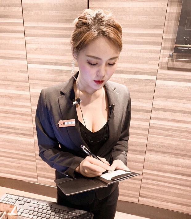 Chỉ một bức ảnh chụp lén, nữ thu ngân bỗng nổi như cồn nhờ sở hữu ngoại hình cực phẩm-1