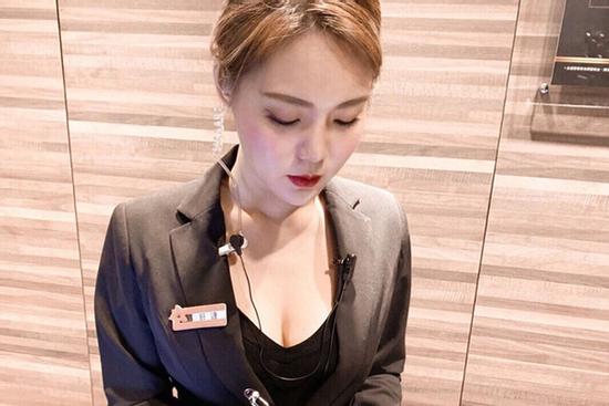 Chỉ một bức ảnh chụp lén, nữ thu ngân bỗng nổi như cồn nhờ sở hữu ngoại hình cực phẩm
