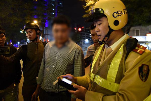 Hà Nội: Uống 2 chai bia vẫn chạy xe máy, tài xế bị CSGT xử phạt liền gọi điện xin trợ giúp suốt gần 1 tiếng đồng hồ-1