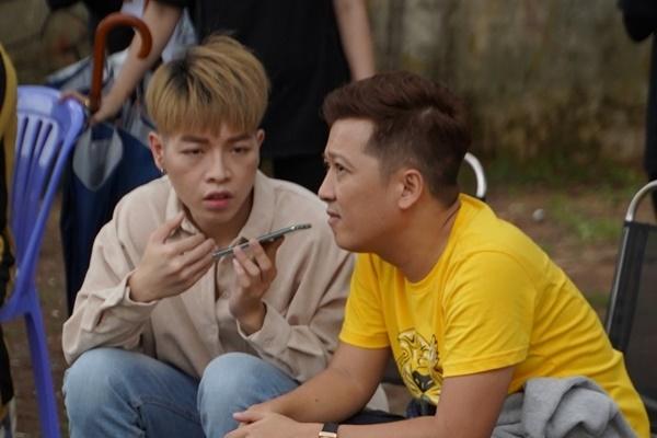 Đức Phúc đang hát nhưng vẫn mê ăn, nhắc Trường Giang coi chừng cháy món tủ-7