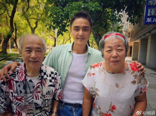 Mẹ tài tử Minh Đạo bán khoai lang ngoài chợ-2