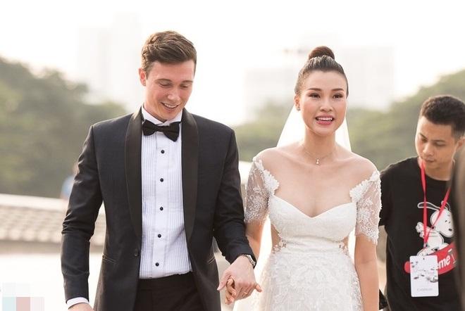 Mới kết hôn hơn 1 tháng nhưng MC Hoàng Oanh lộ vòng 2 lùm lùm như đang bầu tháng thứ 5-7