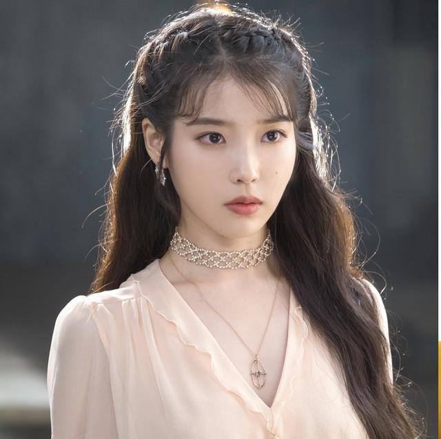 IU và toàn bộ quản lý cùng nhân viên sẽ chuyển sang công ty quản lý mới mang tên Edam Entertainment. Đây là công ty được thành lập bởi Bae Jong Han - người quản lý thân thiết của IU trong suốt 12 năm qua.