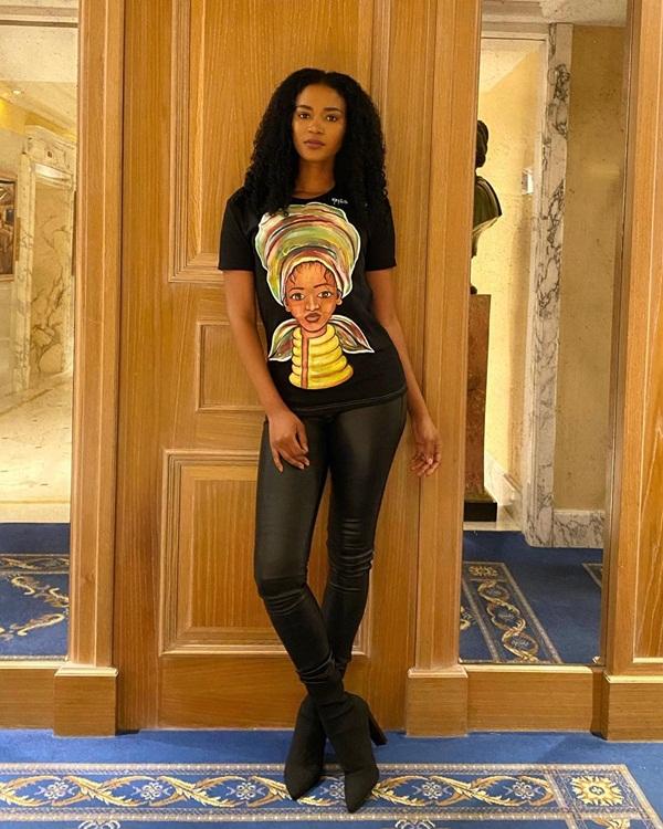 Hoa hậu Hoàn vũ 2011 - Leila Lopes (Angola) vẫn tỏa sáng với phong cách casual. Quần da bó sát giúp Leila khoe đôi chân dài miên man.