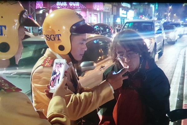 Tài xế cố thủ trên ô tô liên tục uống nước, 3 tiếng sau mới xuống xe không phát hiện nồng độ cồn-3