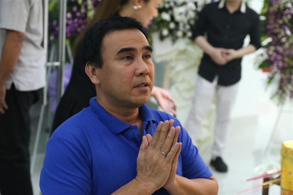 Quyền Linh, Thúy Nga hát tiễn đưa nghệ sĩ Chánh Tín trong ngày viếng cuối cùng-1