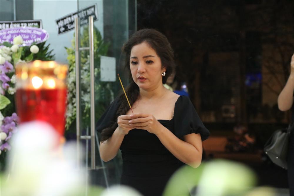 Quyền Linh, Thúy Nga hát tiễn đưa nghệ sĩ Chánh Tín trong ngày viếng cuối cùng-2