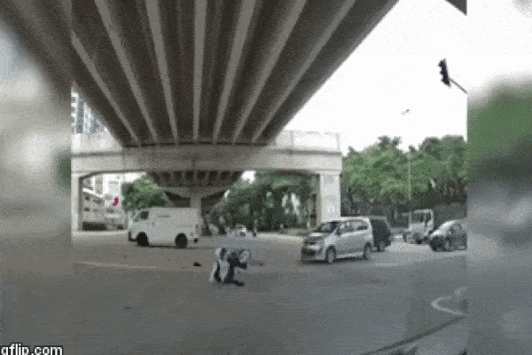 Clip: Mẹ mải tắm trong nhà, con gái trèo ra ngoài cửa sổ tầng 5 đùa nghịch làm ai nhìn cũng run bần bật-4