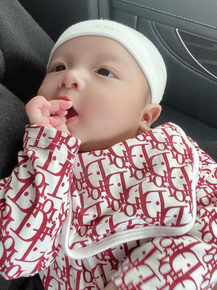 Mới 2 tháng tuổi, con gái trung vệ Bùi Tiến Dũng đã được bố mẹ cho diện nguyên cây đồ hiệu đắt đỏ-2