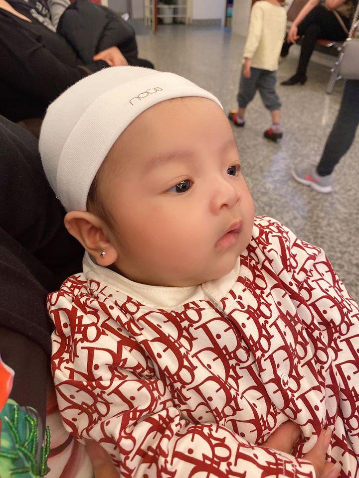 Mới 2 tháng tuổi, con gái trung vệ Bùi Tiến Dũng đã được bố mẹ cho diện nguyên cây đồ hiệu đắt đỏ-3