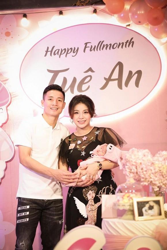 Mới 2 tháng tuổi, con gái trung vệ Bùi Tiến Dũng đã được bố mẹ cho diện nguyên cây đồ hiệu đắt đỏ-4