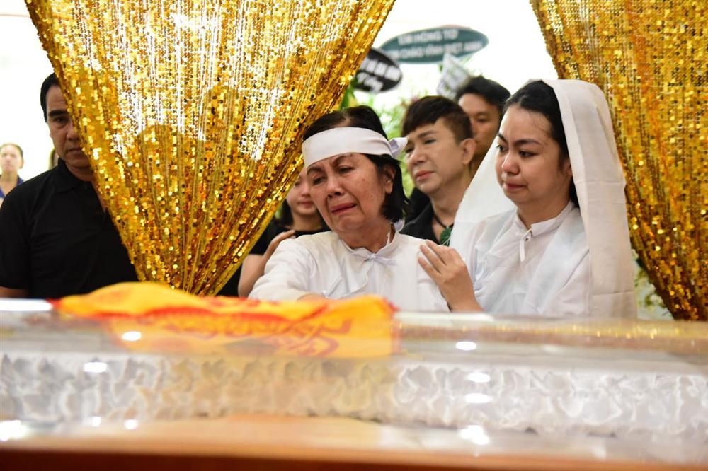 Vợ cố nghệ sĩ Chánh Tín khóc cạn nước mắt, lả trên phố khi đưa chồng đi hỏa táng-2
