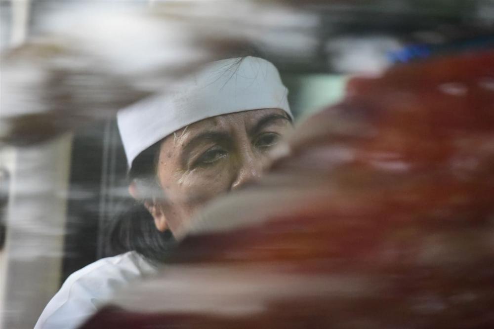 Vợ cố nghệ sĩ Chánh Tín khóc cạn nước mắt, lả trên phố khi đưa chồng đi hỏa táng-3