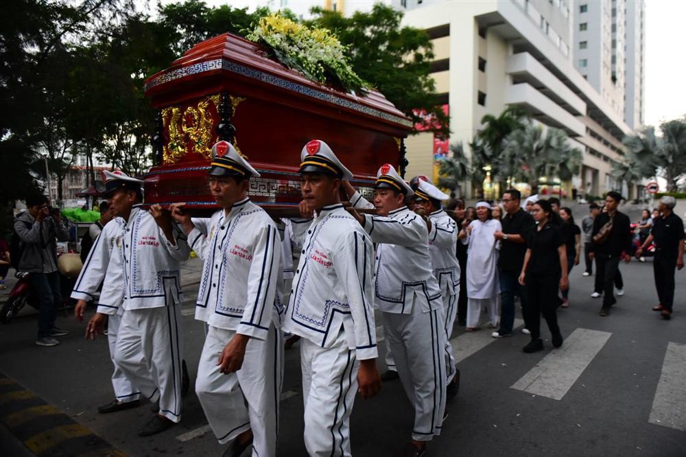 Vợ cố nghệ sĩ Chánh Tín khóc cạn nước mắt, lả trên phố khi đưa chồng đi hỏa táng-7