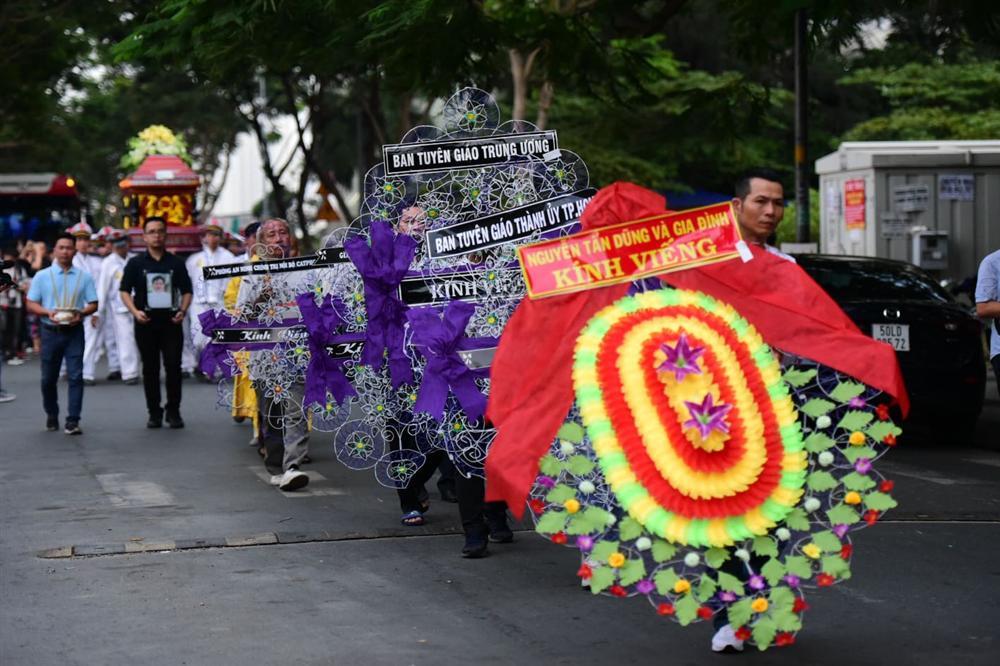 Vợ cố nghệ sĩ Chánh Tín khóc cạn nước mắt, lả trên phố khi đưa chồng đi hỏa táng-9