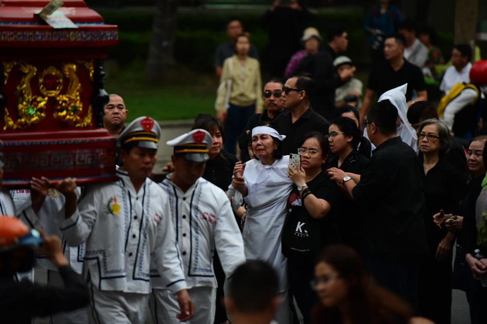 Vợ cố nghệ sĩ Chánh Tín khóc cạn nước mắt, lả trên phố khi đưa chồng đi hỏa táng-10