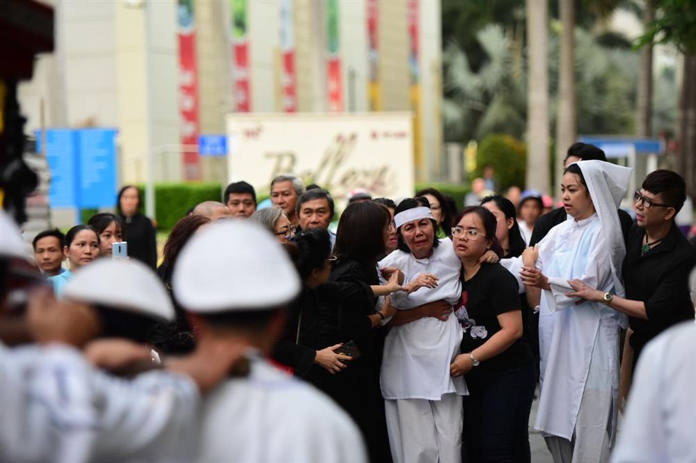 Vợ cố nghệ sĩ Chánh Tín khóc cạn nước mắt, lả trên phố khi đưa chồng đi hỏa táng-11