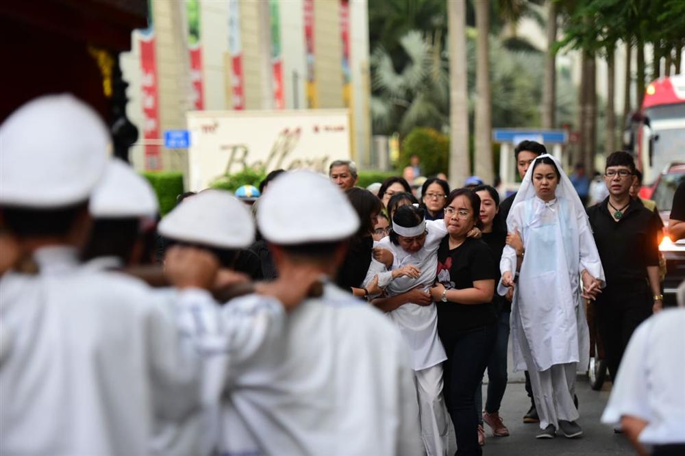 Vợ cố nghệ sĩ Chánh Tín khóc cạn nước mắt, lả trên phố khi đưa chồng đi hỏa táng-13