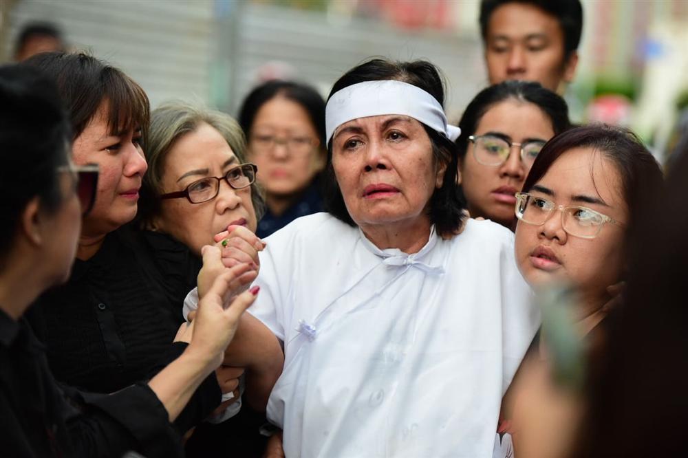 Vợ cố nghệ sĩ Chánh Tín khóc cạn nước mắt, lả trên phố khi đưa chồng đi hỏa táng-14