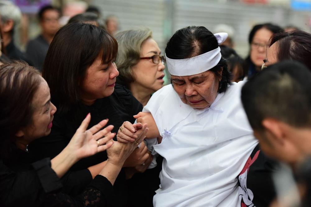 Vợ cố nghệ sĩ Chánh Tín khóc cạn nước mắt, lả trên phố khi đưa chồng đi hỏa táng-15
