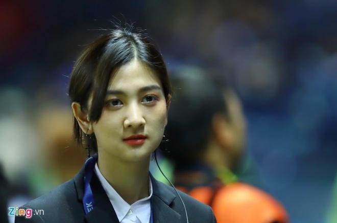 Hotgirl xứ chùa Vàng dẫn đoàn cho thầy trò HLV Park tại U23 châu Á-1