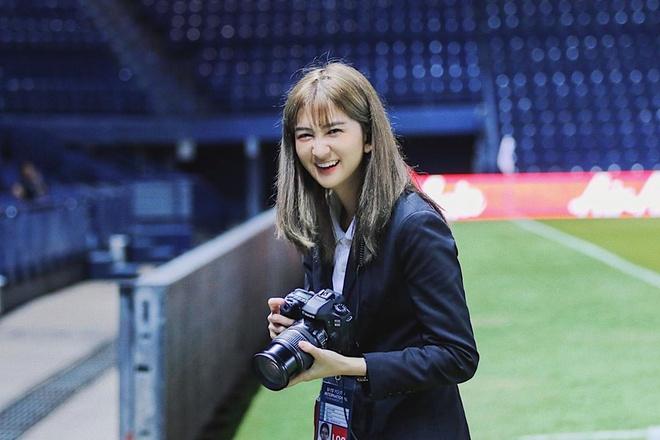 Hotgirl xứ chùa Vàng dẫn đoàn cho thầy trò HLV Park tại U23 châu Á-3