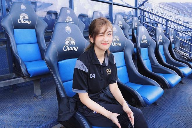 Hotgirl xứ chùa Vàng dẫn đoàn cho thầy trò HLV Park tại U23 châu Á-4