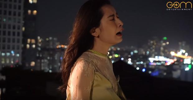 Chi Pu chắc sẽ ngất xỉu nếu biết bị êkíp lấy hình méo miệng cực thốn làm ảnh bìa video-3