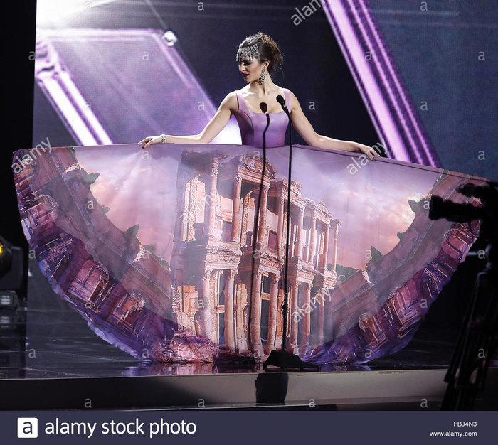 Thảm họa trang phục dân tộc trong lịch sử: Váy dạ hội kiêm luôn National costume, 1 mẫu mang đi thi 2 lần-8