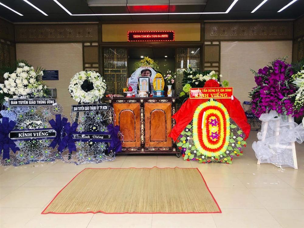 GIÂY PHÚT NGHẸN NGÀO: Con trai nghệ sĩ Chánh Tín nhìn mặt cha lần cuối, khóc òa trước quan tài-1