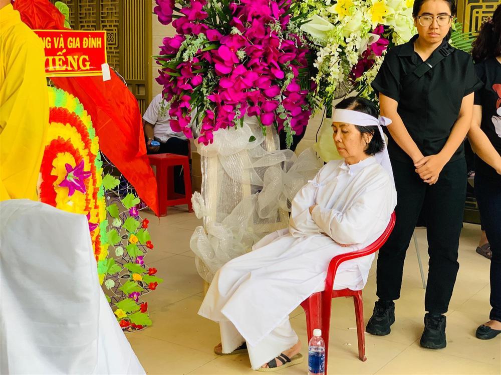 GIÂY PHÚT NGHẸN NGÀO: Con trai nghệ sĩ Chánh Tín nhìn mặt cha lần cuối, khóc òa trước quan tài-2