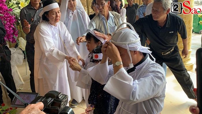 GIÂY PHÚT NGHẸN NGÀO: Con trai nghệ sĩ Chánh Tín nhìn mặt cha lần cuối, khóc òa trước quan tài-8