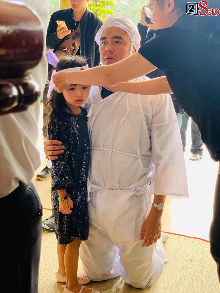 GIÂY PHÚT NGHẸN NGÀO: Con trai nghệ sĩ Chánh Tín nhìn mặt cha lần cuối, khóc òa trước quan tài-6