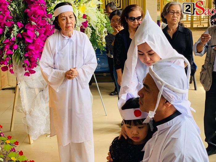 GIÂY PHÚT NGHẸN NGÀO: Con trai nghệ sĩ Chánh Tín nhìn mặt cha lần cuối, khóc òa trước quan tài-7