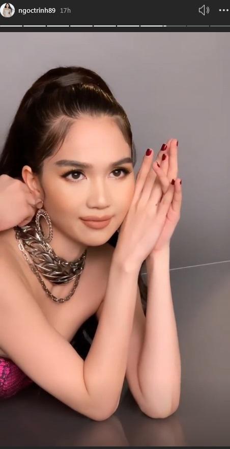 Mải mê tạo dáng, Ngọc Trinh hết cười hở lợi lại lộ miếng dán ngực kém duyên-3