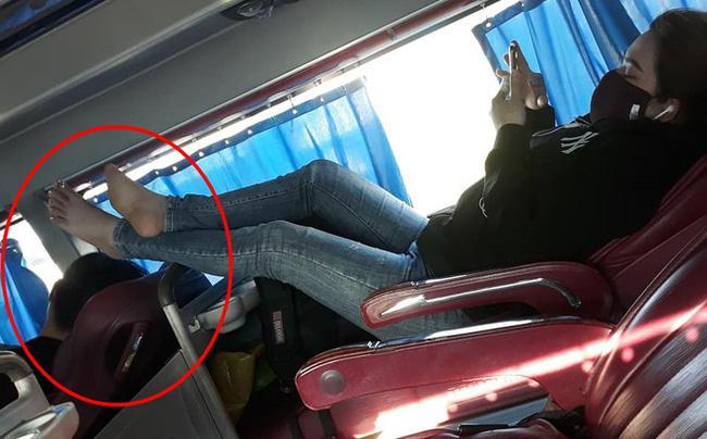 Ám ảnh bàn chân xấu xí trên xe giường nằm khiến ai cũng hãi hùng-1