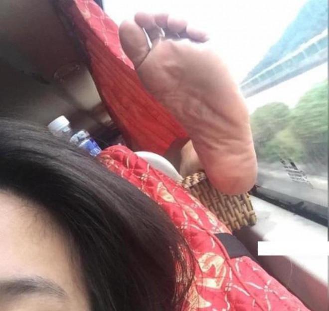 Ám ảnh bàn chân xấu xí trên xe giường nằm khiến ai cũng hãi hùng-3