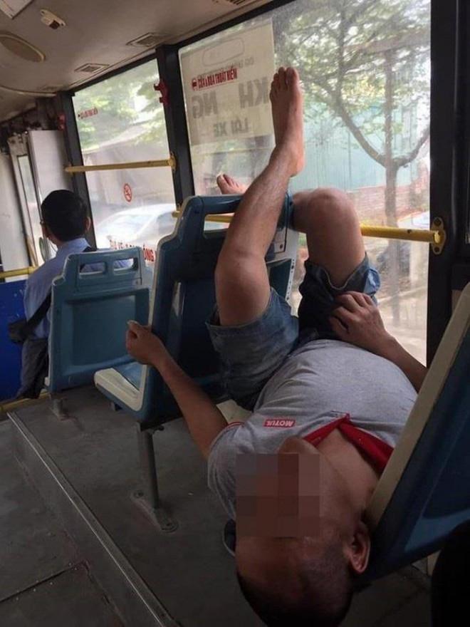 Ám ảnh bàn chân xấu xí trên xe giường nằm khiến ai cũng hãi hùng-4