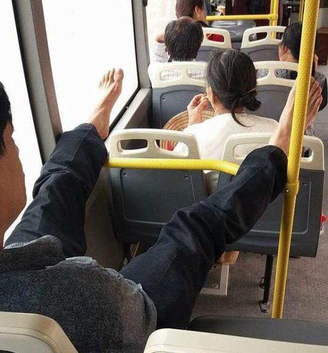 Ám ảnh bàn chân xấu xí trên xe giường nằm khiến ai cũng hãi hùng-5