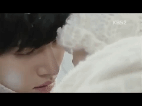 Nếu chán hôn truyền thống, hãy thử những kiểu hôn độc đáo này trong phim Hàn-5