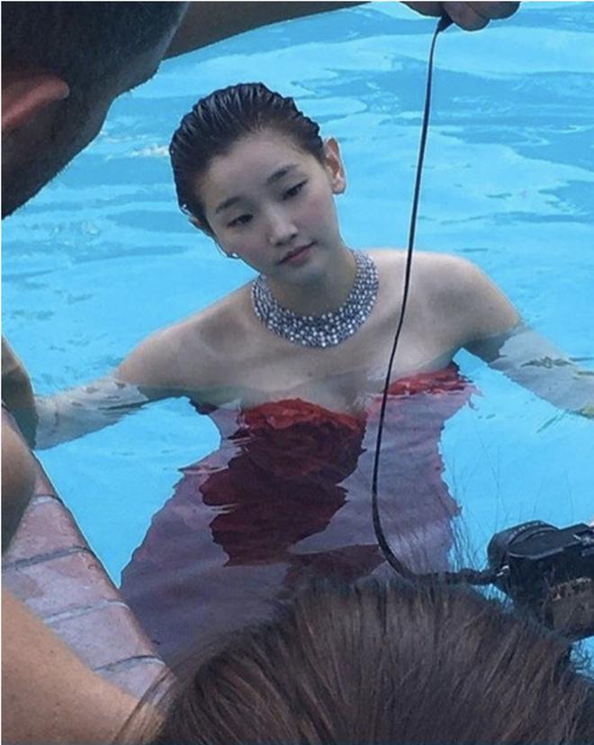 Ảnh hậu trường của sao nữ phim 18+ gây nghẽn mạng-4