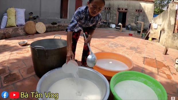 Được bà Tân Vlog làm món bánh sắn chiêu đãi, nhìn cách ăn của các cháu dân mạng tìm ra điểm sai sai-3