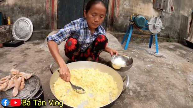 Được bà Tân Vlog làm món bánh sắn chiêu đãi, nhìn cách ăn của các cháu dân mạng tìm ra điểm sai sai-4