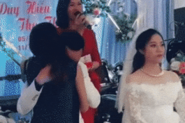 Chú rể ôm gái lạ gục đầu khóc ngay tại lễ đường ở Nam Định, cô dâu mặt lạnh te đứng nhìn-2
