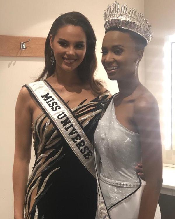 Hoa hậu Hoàn vũ 2019 - Zozibini Tunzi (Nam Phi) đăng ảnh chụp cùng Catriona Gray. Đây là hình ảnh cũ, lúc Zozibini mới đăng quang Hoa hậu Nam Phi 2019, và Catriona Gray góp mặt trong đêm chung kết với tư cách giám khảo.