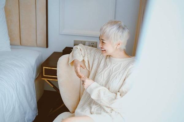 Bảo Anh ngày càng thích diện đồ hở hang sau khi nhuộm tóc bạch kim-1