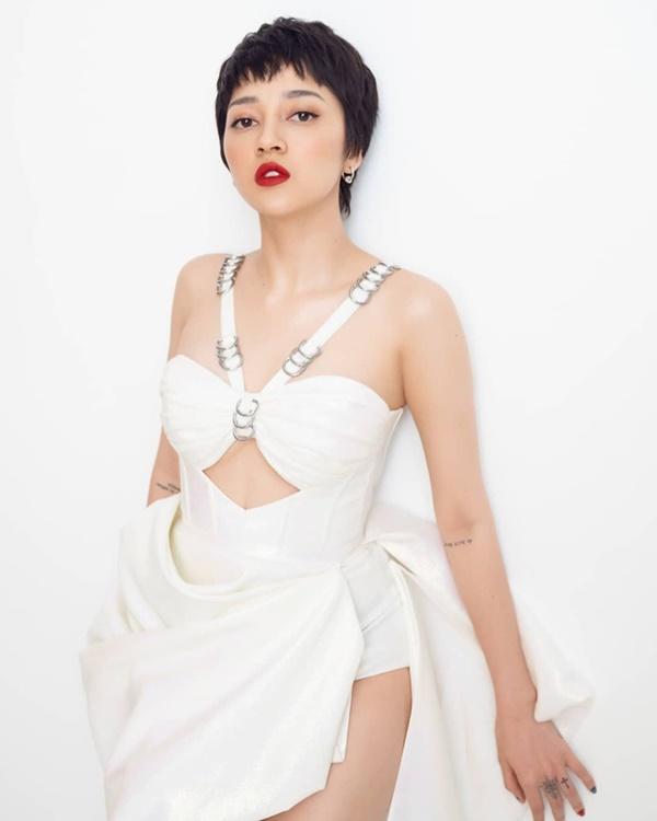 Bảo Anh ngày càng thích diện đồ hở hang sau khi nhuộm tóc bạch kim-5