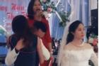 Chú rể ôm 'gái lạ' gục đầu khóc ngay tại lễ đường ở Nam Định, cô dâu mặt lạnh te đứng nhìn