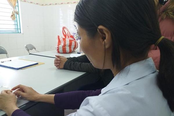 Triệu tập đối tượng nghi bỏ độc vào thức ăn học sinh ở Sơn La-2