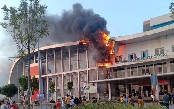 Cháy Bệnh viện Nhi Hải Dương, người thân bế bệnh nhi sơ tán-1